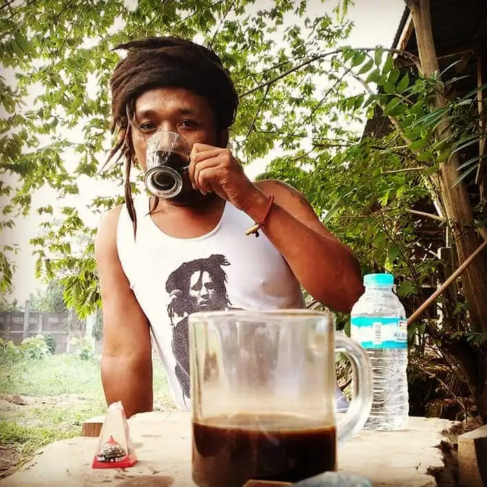 Ayo kembali ke sawah Tanam padi, jagung dan buah Kita mulai dari bawah Tanam sayur dan rempah-rempah Kutipan di atas merupakan penggalan lirik dari lagu bergenre Reggae. Lagu itu terdengar dari pengeras suara di sebuah tempat di Desa Canggu, Kecamatan Badas. Sebuah tempat yang menjadi markas para seniman dan musisi. Nama lagunya adalah "Daulat Rempah". Dibuat oleh Den Basito.