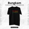 Janganlah redup, Teruslah Menyala. Tetaplah Hidup Meski Tak berguna Berbicara, berpendapat, dan beraspirasi pada hakikatnya adalah hak setiap manusia sebagai suatu bentuk perwujudan eksistensi diri. Kebenaran, dalam hal ini adalah suatu keniscayaan bagi setiap manusia berakal dan beradab untuk diungkapkan secara terbuka. Mereka yang menolak untuk mengungkap kebenaran ataupun berusaha menyembunyikannya dengan dalih kebaikan, tetaplah salah dari segi manapun. Karena kejahatan yang sebenarnya ialah mengetahui kebenaran tetapi memilih bungkam dan bersembunyi dalam kepura-puraan. Pura-pura tuli, pura-pura bisu, pura-pura buta, bahkan pura-pura lupa. Zaman telah bergulir. Era pembungkaman harusnya telah berakhir, selain itu tapi juga sudah ada "Bungkam" Merchandise resmi dari Den Basito. BTW, ini Edisi Pertama dari seri "Bungkam" dan Koleksi terbatas. Jangan sampai kehabisan ya Man?! Terbuat dari bahan Cotton combed yang nyaman dikenakan, ditambah grafis serta kutipan dari lirik dari lagu dengan judul "Bungkam" membantu Anda semakin bijaksana. Semoga selalu bisa berguna. Yes Man!