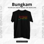 Janganlah redup, Teruslah Menyala. Tetaplah Hidup Meski Tak berguna Berbicara, berpendapat, dan beraspirasi pada hakikatnya adalah hak setiap manusia sebagai suatu bentuk perwujudan eksistensi diri. Kebenaran, dalam hal ini adalah suatu keniscayaan bagi setiap manusia berakal dan beradab untuk diungkapkan secara terbuka. Mereka yang menolak untuk mengungkap kebenaran ataupun berusaha menyembunyikannya dengan dalih kebaikan, tetaplah salah dari segi manapun. Karena kejahatan yang sebenarnya ialah mengetahui kebenaran tetapi memilih bungkam dan bersembunyi dalam kepura-puraan. Pura-pura tuli, pura-pura bisu, pura-pura buta, bahkan pura-pura lupa. Zaman telah bergulir. Era pembungkaman harusnya telah berakhir, selain itu tapi juga sudah ada "Bungkam" Merchandise resmi dari Den Basito. BTW, ini Edisi Pertama dari seri "Bungkam" dan Koleksi terbatas. Jangan sampai kehabisan ya Man?! Terbuat dari bahan Cotton combed yang nyaman dikenakan, ditambah grafis serta kutipan dari lirik dari lagu dengan judul "Bungkam" membantu Anda semakin bijaksana. Semoga selalu bisa berguna. Yes Man!